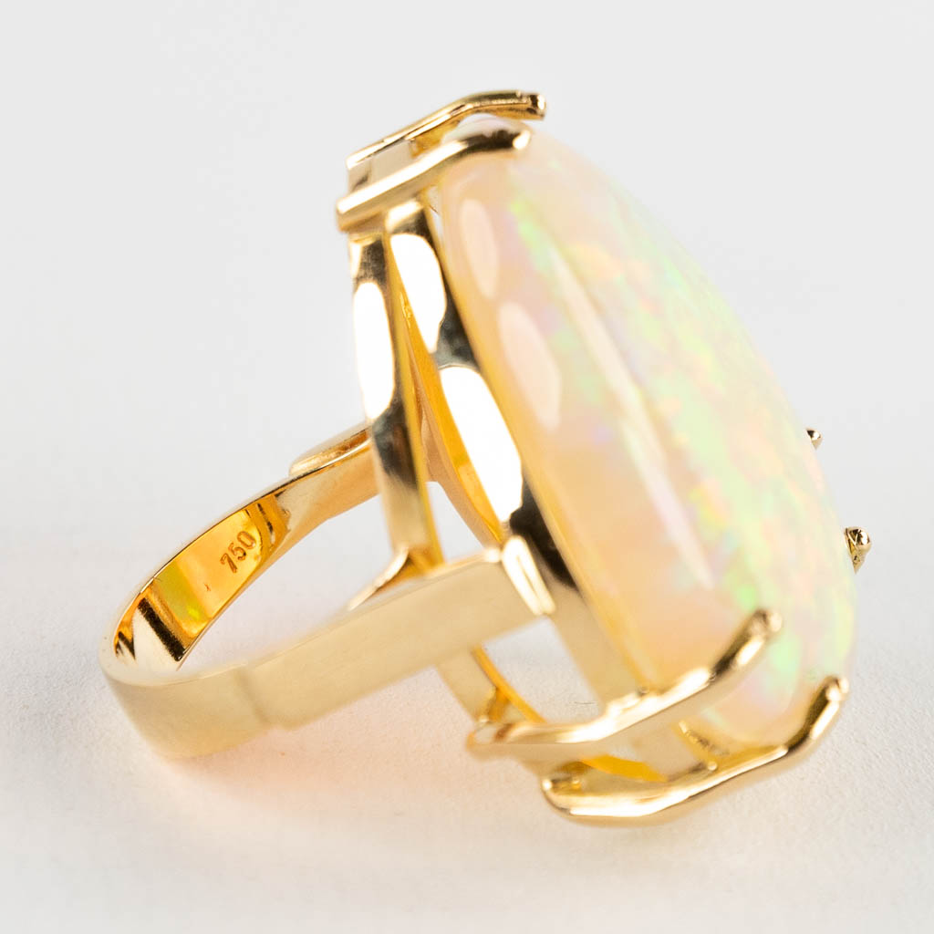 Een 18 karaats geelgouden ring met opaal, ongeveer 30 karaat. Ringmaat 55.