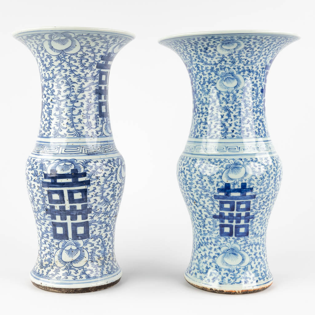 Drie Chinese vazen met blauw-wit decor en Celadon. 19de/20ste eeuw. (H:43 x D:19 cm)
