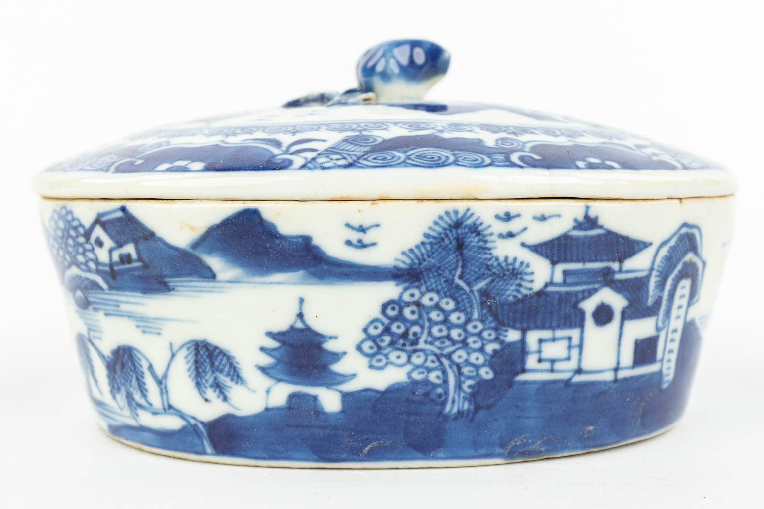 A Chinese saucer with a lid made of porcelain and with a blue-white decor of landscapes. (H:7cm)