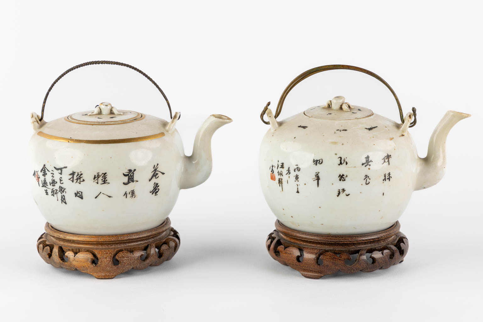 Twee Chinese theepotten met decor van figuren. (L:13 x W:17,5 x H:10 cm)