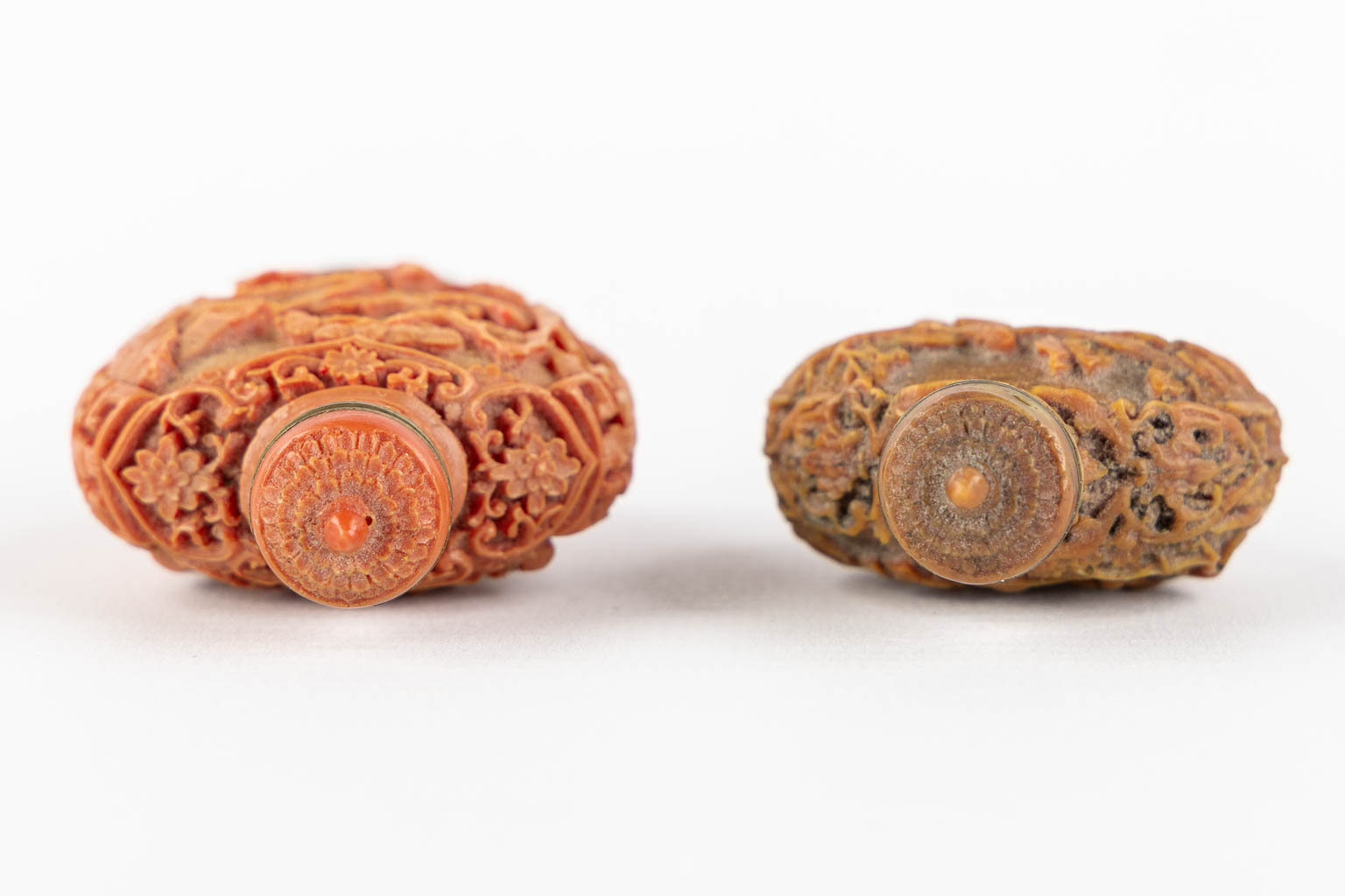 Twee snuifdozen, China, gesculpteerde koraal, late Qing dynastie. (H:7,2 cm)