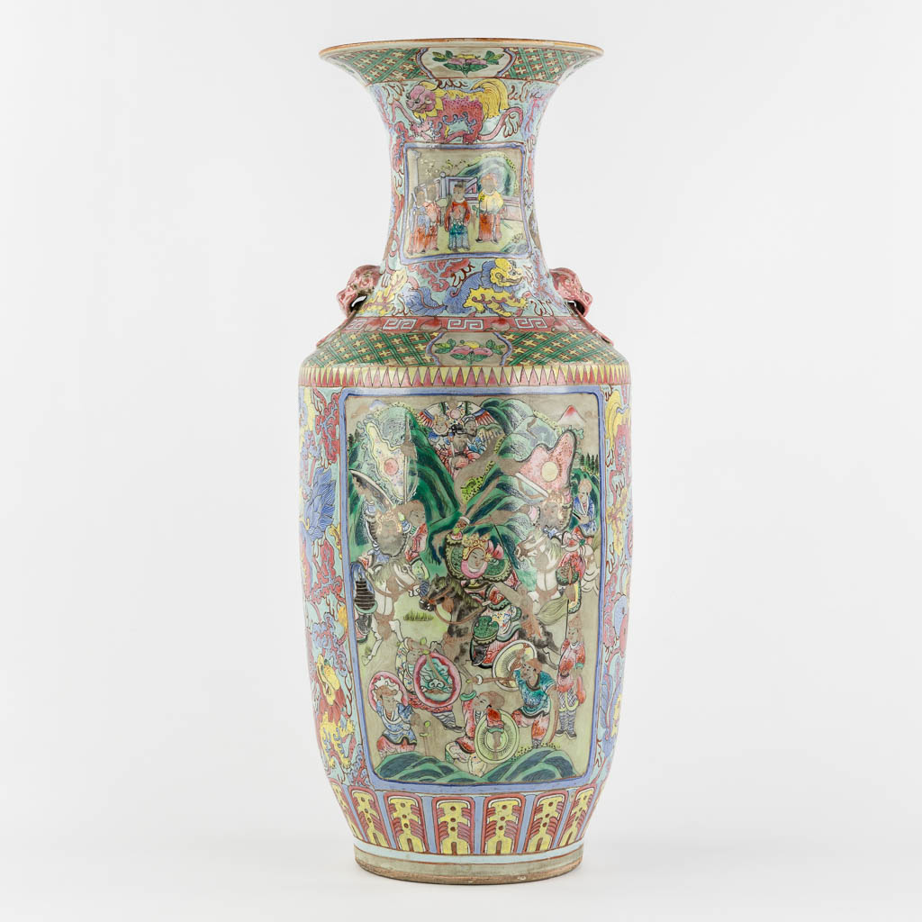 Een Chinese vaas, Famille Rose, met decor van krijgers. (H:58 x D:24 cm)