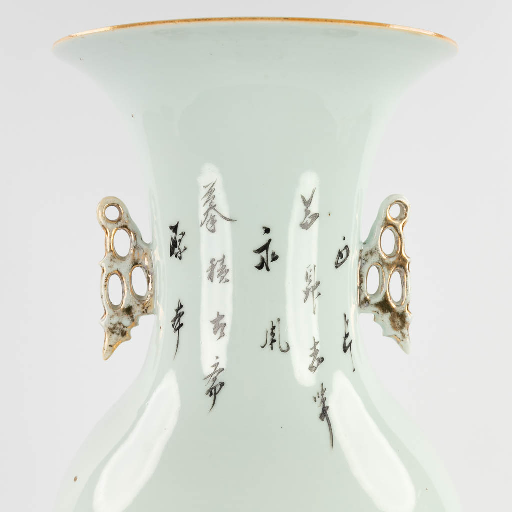 Een Chinese vaas afgewerkt met een hofdame en kinderen. 19de/20ste eeuw. (H:58 x D:22 cm)