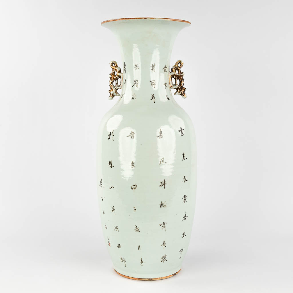 A Chinese vase decorated with 8 ladies. 19th/20th century. (H: 57 x D: 22 cm)
