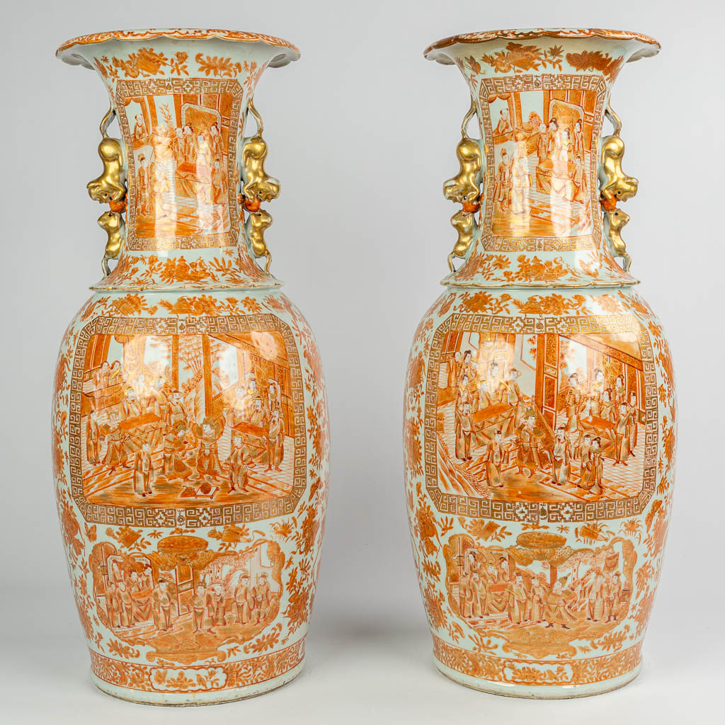  A pair of exceptional vases made of Chinese porcelain. 