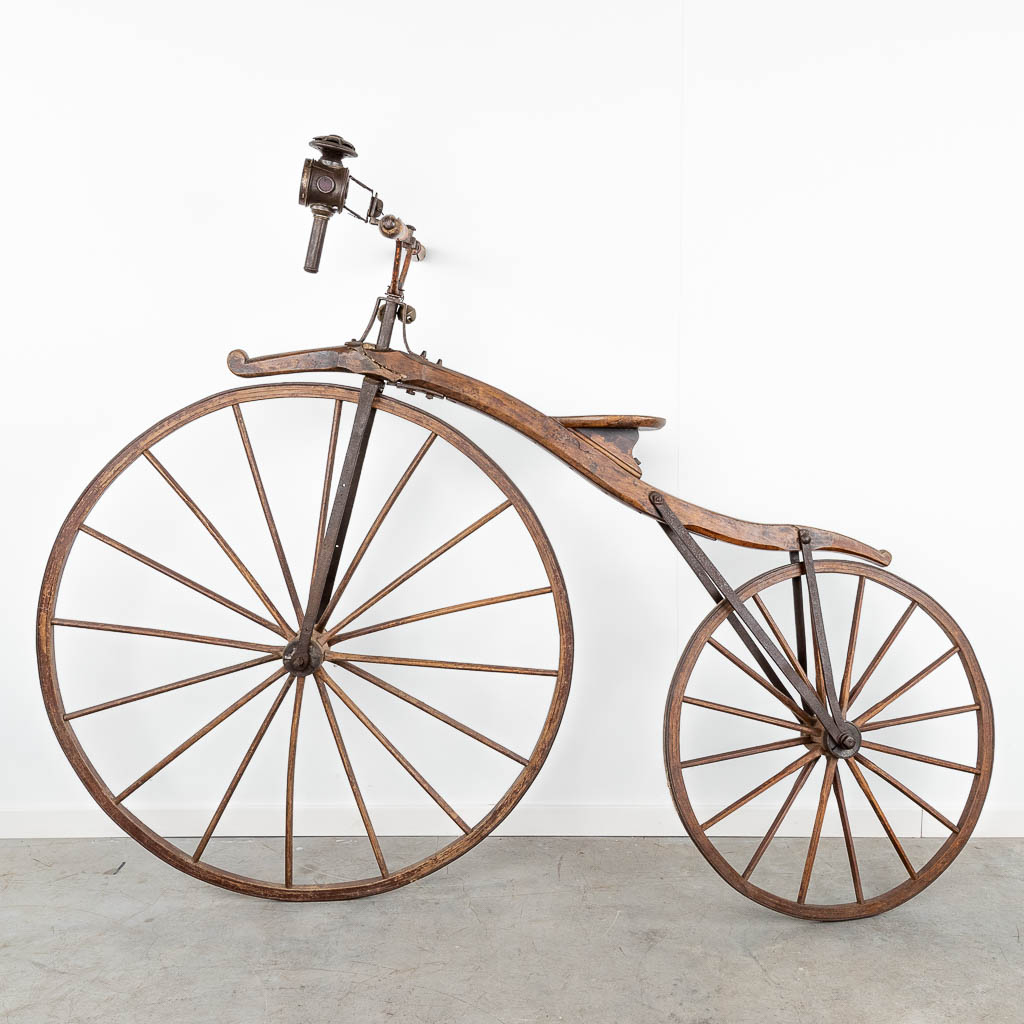 software Wiskunde maximaliseren Een antieke Vélocipède fiets, houten frame met metaal. 19de eeuw. (L: 63 x  W: 184 x H: 145 cm) | Flanders Auctions