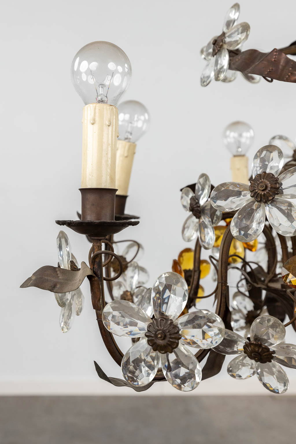 A chandelier with glass flowers, 6 points of light. 20th C. (H:70 x D:54 cm)