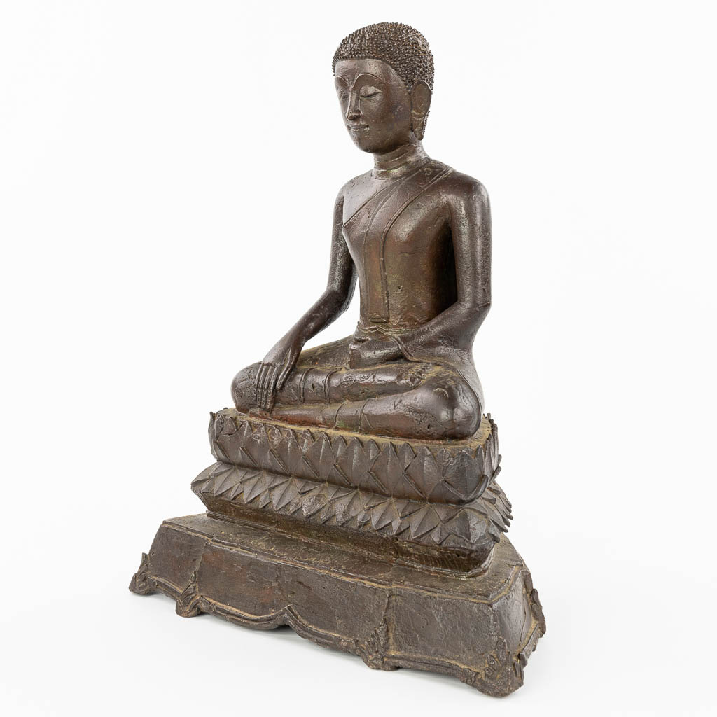 Een beeld van een Thaise Boeddha, gemaakt uit brons. (H:44cm)