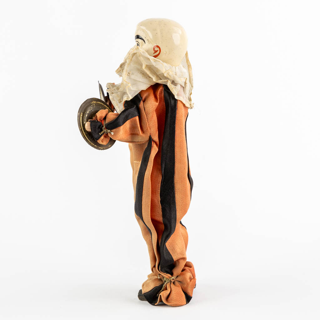 A semi-automatic cymbalier puppet. (W:13 x H:21,5 cm)