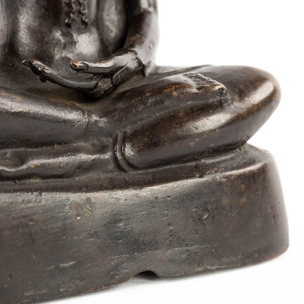Een Thaise Sakiamuni en Chinese Medicinale Boeddha, gepatineerd brons. 19de/20ste eeuw. (D:7,5 x W:13 x H:20 cm)