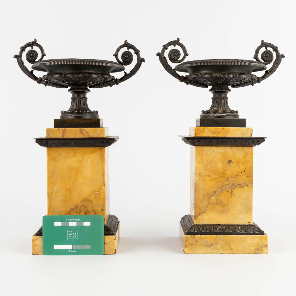 A pair of tazza, bronze mounted on yellow marble. Neoclassical, circa 1900. (D:13,5 x W:19,5 x H:30,5 cm)