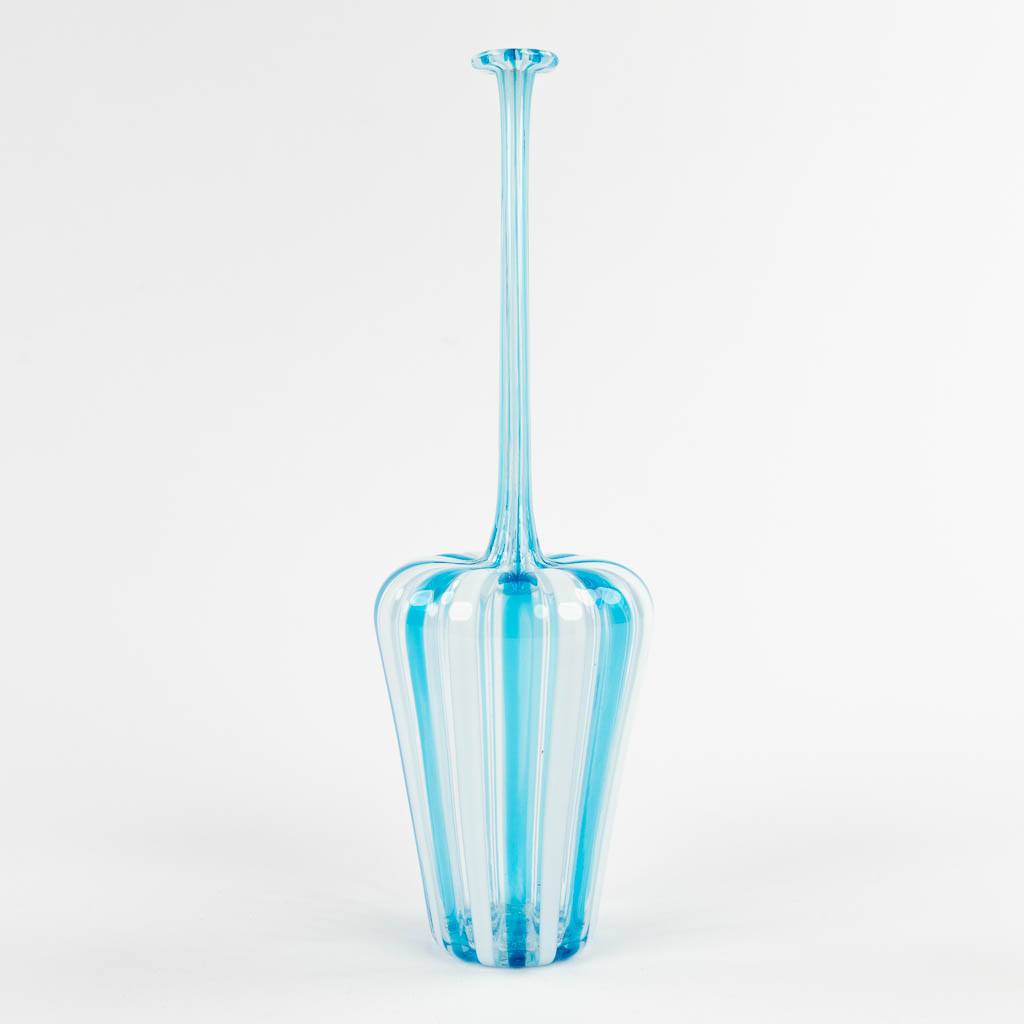 Murano, een blauw-witte vaas met lange nek, in kunstglas. (H:28 x D:9 cm)