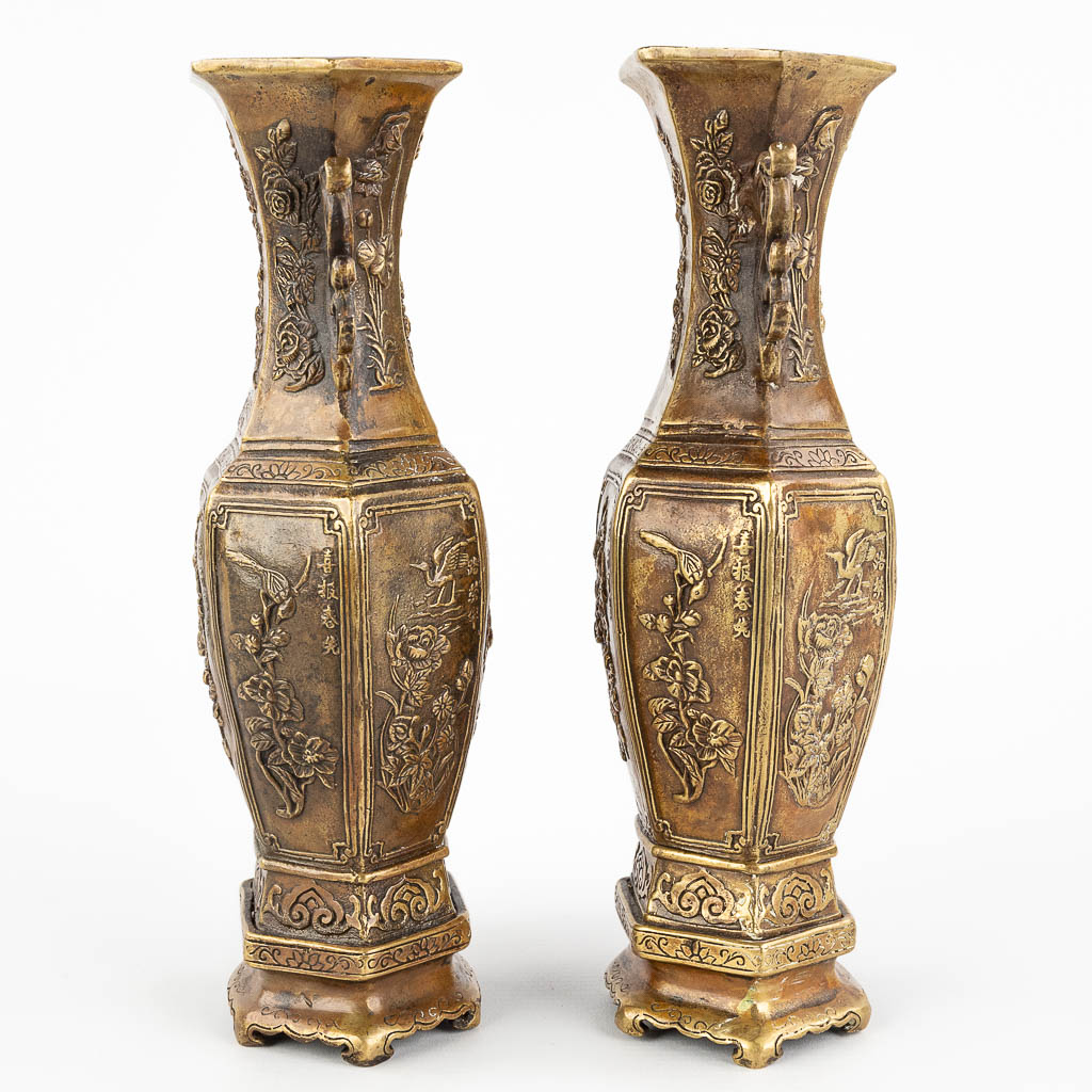A pair of small Japanese vases, bronze. (W: 10 x H: 24 cm)
