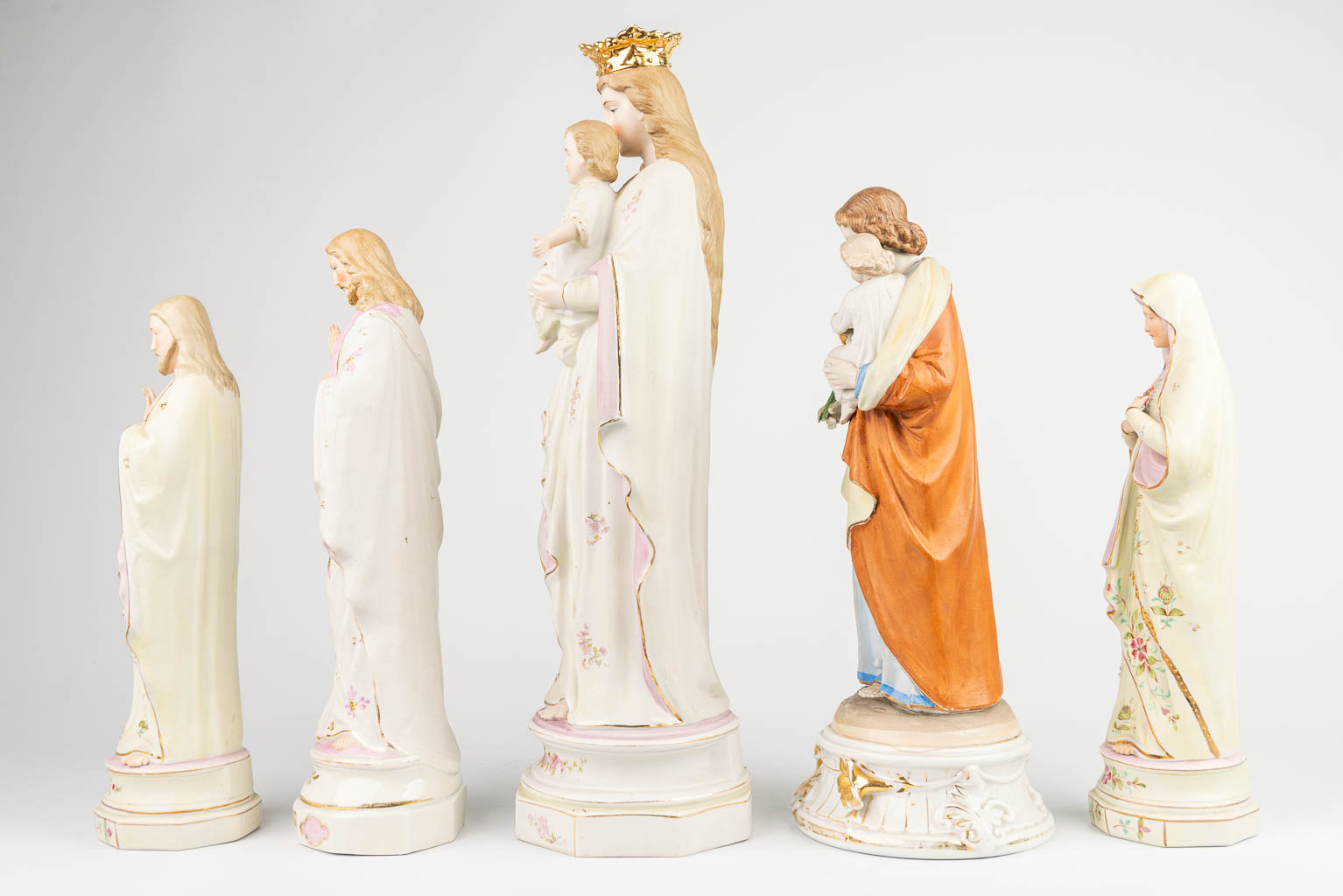 Een collectie van 6 stuks beelden van heiligen gemaakt uit gekleurde biscuit. (H:46cm)