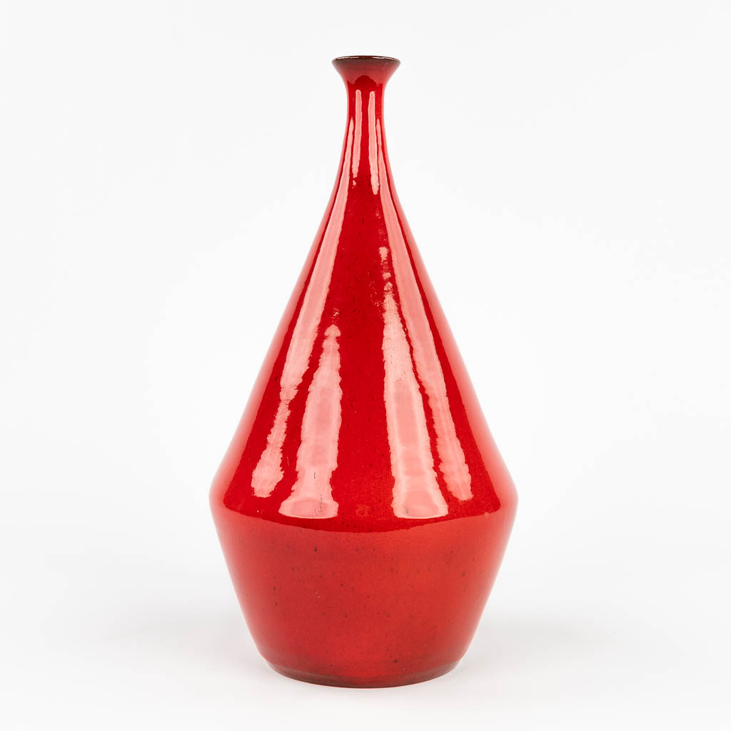 Léon GOOSSENS (XX) 'Red vase made of glazed ceramics. Not marked.  (H:37 cm)