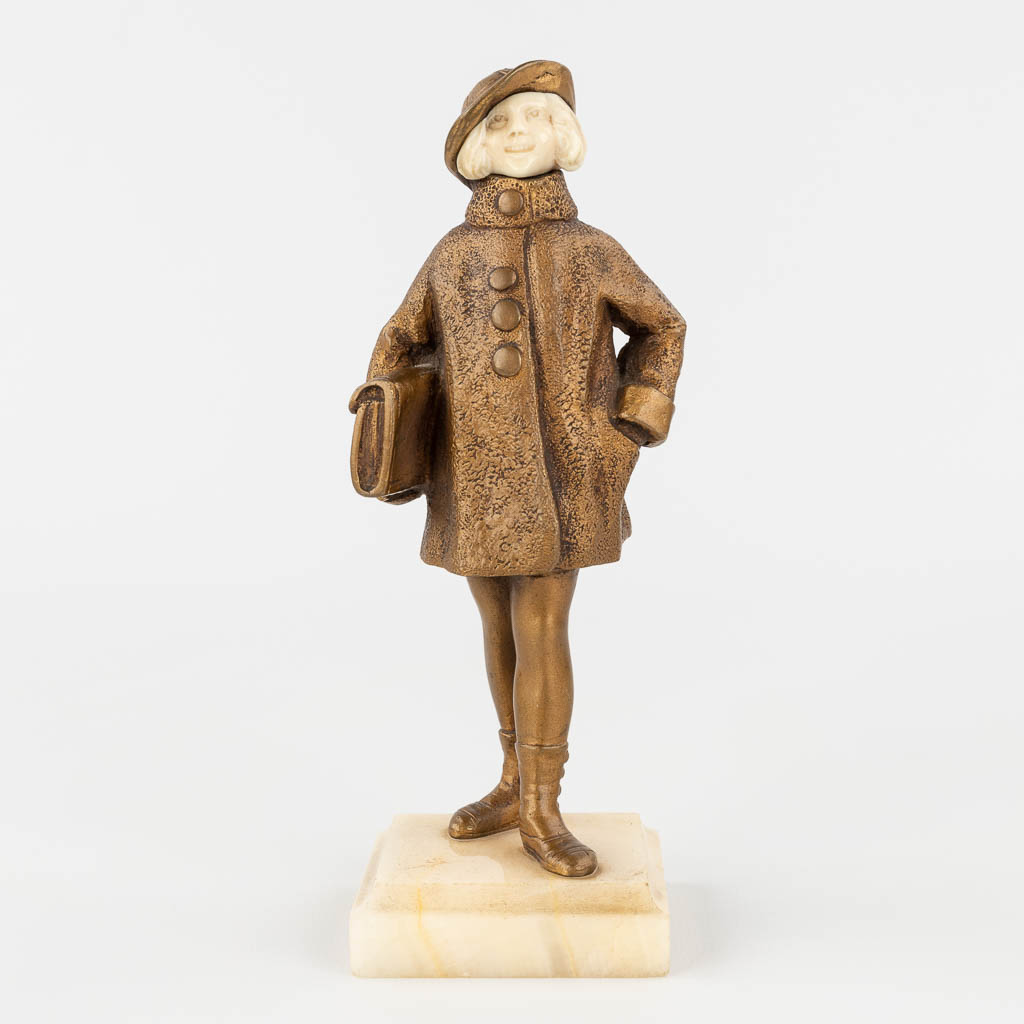 Georges OMERTH (act.1895-1925) 'School Girl' a chryselephantine statue. (H: 17,5 cm)