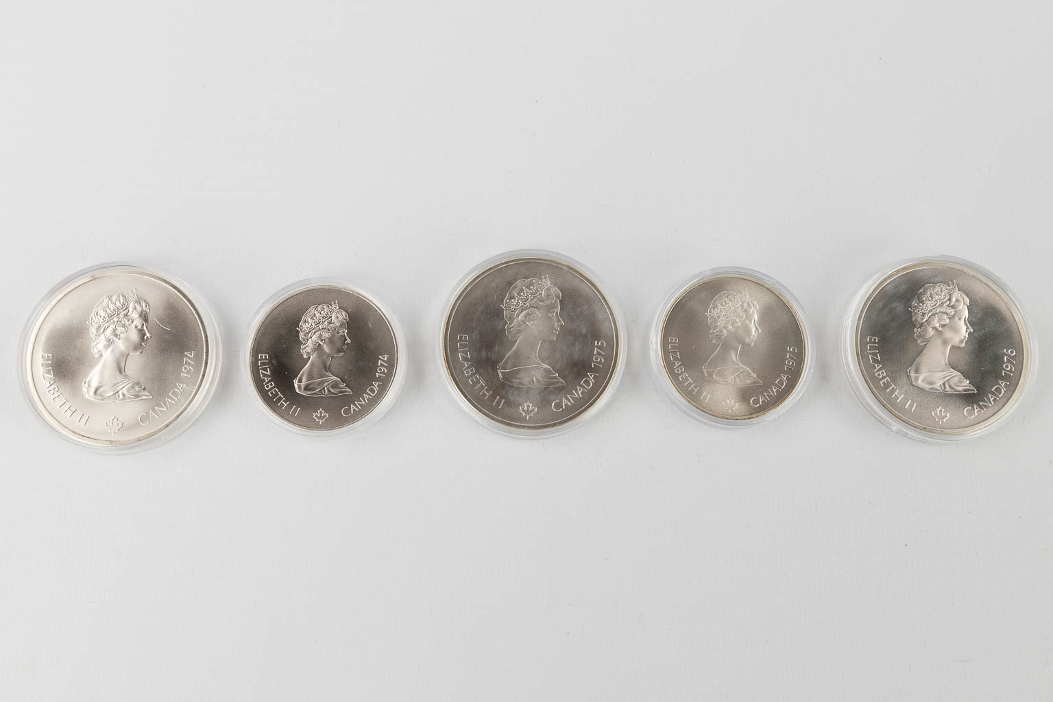Canadese Olympische zilveren munten, 1976, voor de olympische spelen van Montreal. +/- 1 kg. (D:23 x W:40 x H:4 cm)