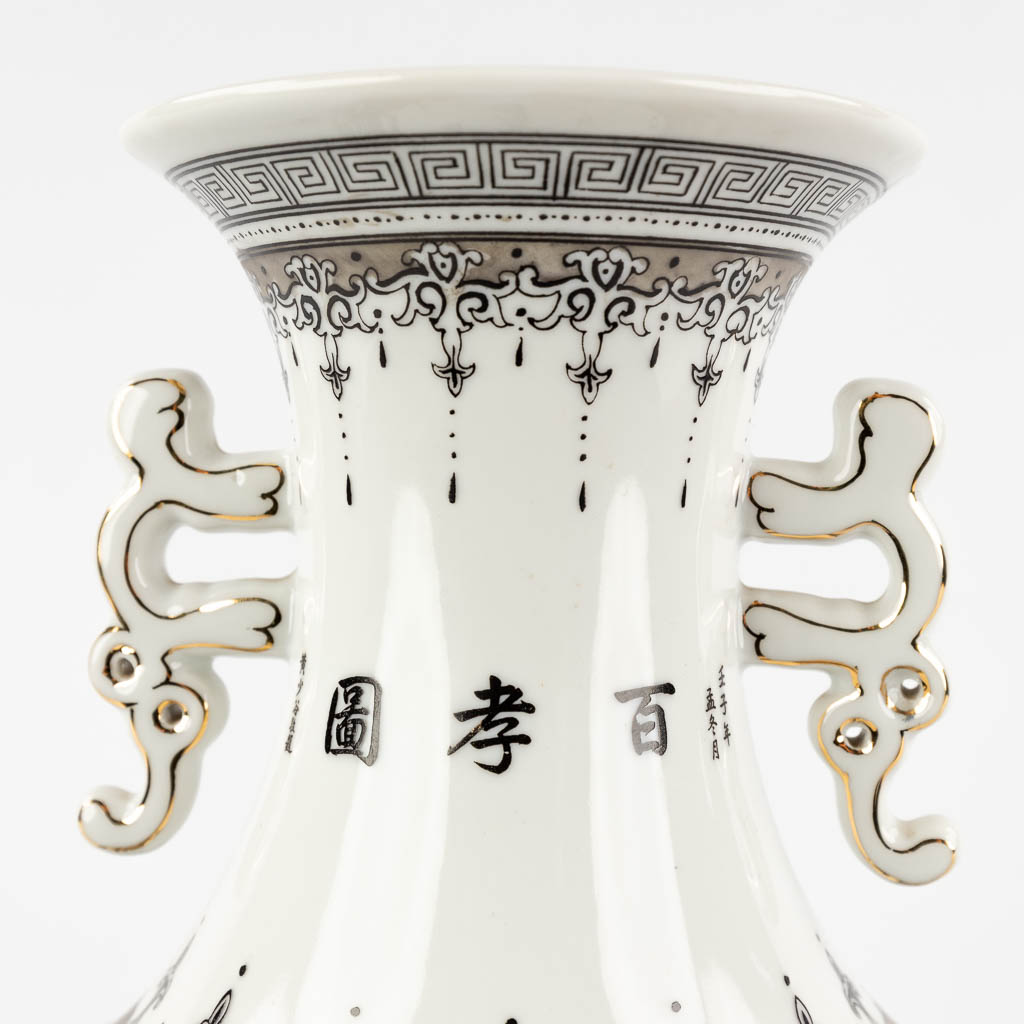 Een Chinese vaas met decor van een visser, 20ste eeuw. (H:31 x D:16 cm)