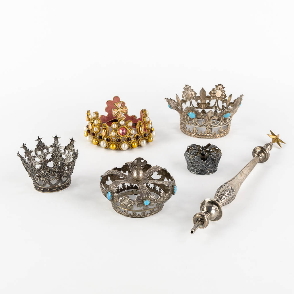 Lot 538 4 zilveren kronen en een scepter, zilver. Bijgevoegd een kroon uit stof. 211g. (L:33,5 cm)