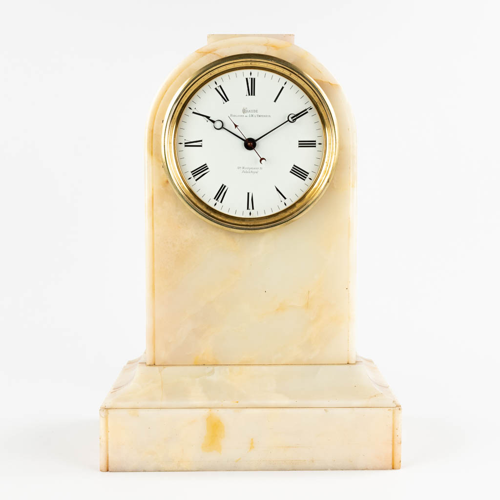 A mantle clock with a wight, 'Haudé horloger de l'empereur, palais royal', alabaster. (D:16 x W:28 x H:41 cm)