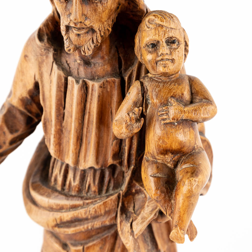 Een antieke houtsculptuur: Jozef met het kind, glazen ogen, 18de/19de eeuw (D:8 x W:14 x H:35 cm)