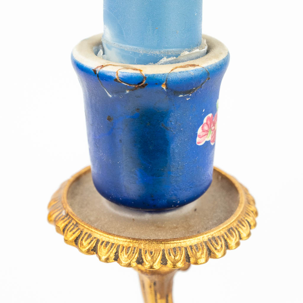 Een driedelige schouwgarnituur gemaakt uit porselein met brons (H:21,5cm)