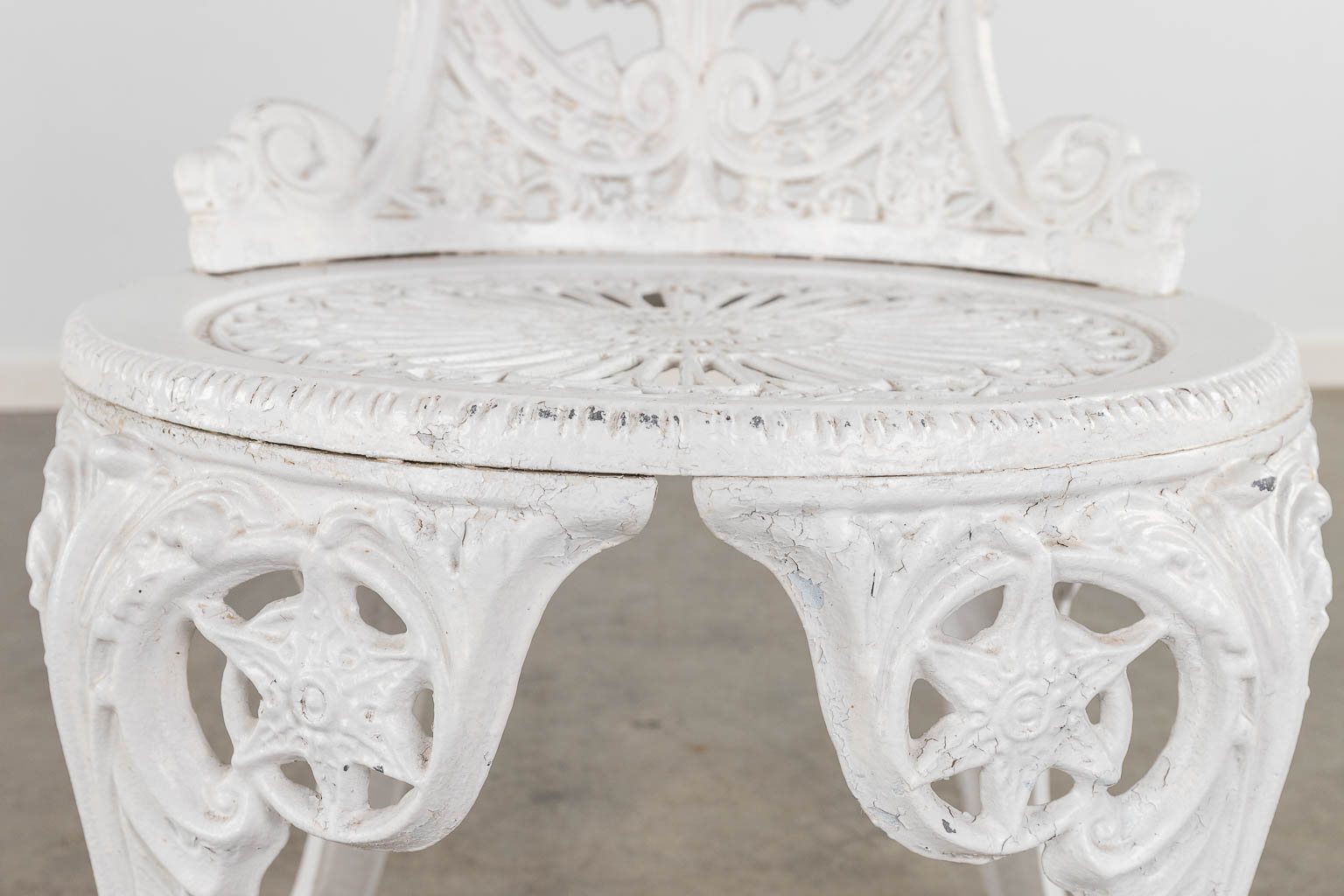 Een tuinstel bestaande uit een tafel en 3 stoelen, wit gepatineerd aluminium. (H: 65 x D: 70 cm)