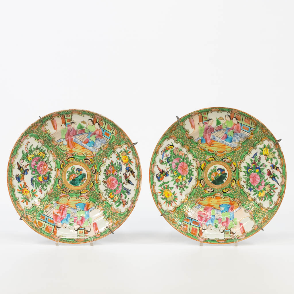 A pair of display plates in Chinese porcelain, Canton. 