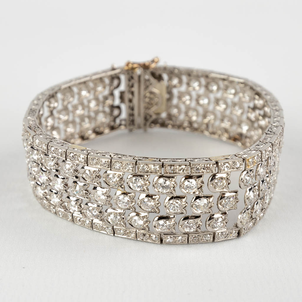 Een 18 karaat wit gouden armband met 245 gefacetteerde diamanten. 49,65g. +/-10 ct. (W:19,5 cm)
