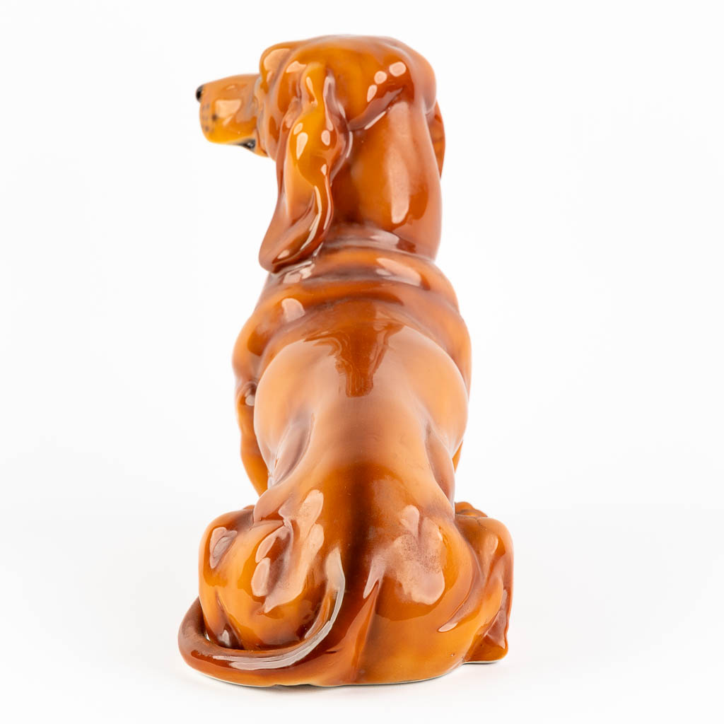 Een figuur van een Dachshund of Tackel hond, Italië. (L:20 x W:55 x H:35 cm)