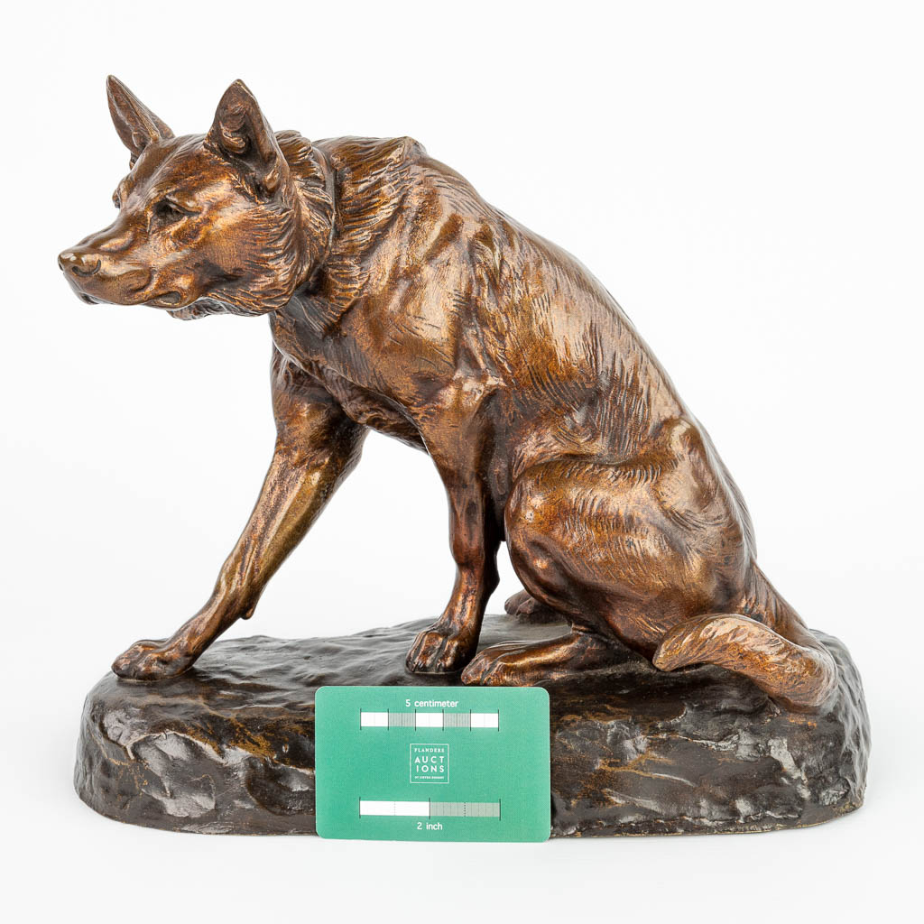Louis RICHÉ (1877-1949) German Shephard, a bronze statue of a seated dog with a foundry mark. (H:27cm)