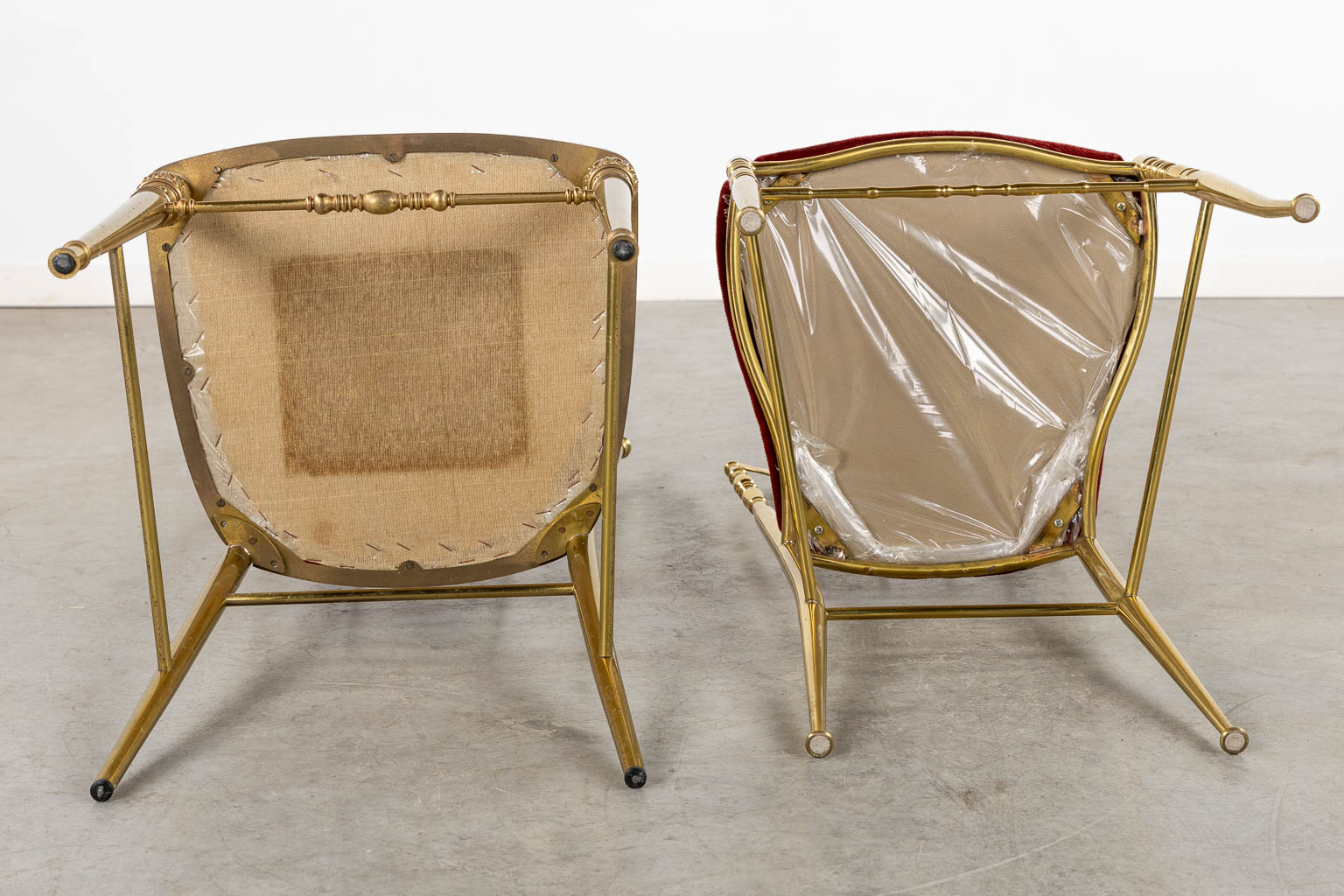 Twee metalen en vergulde stoelen, circa 1970. (L:40 x W:40 x H:108 cm)