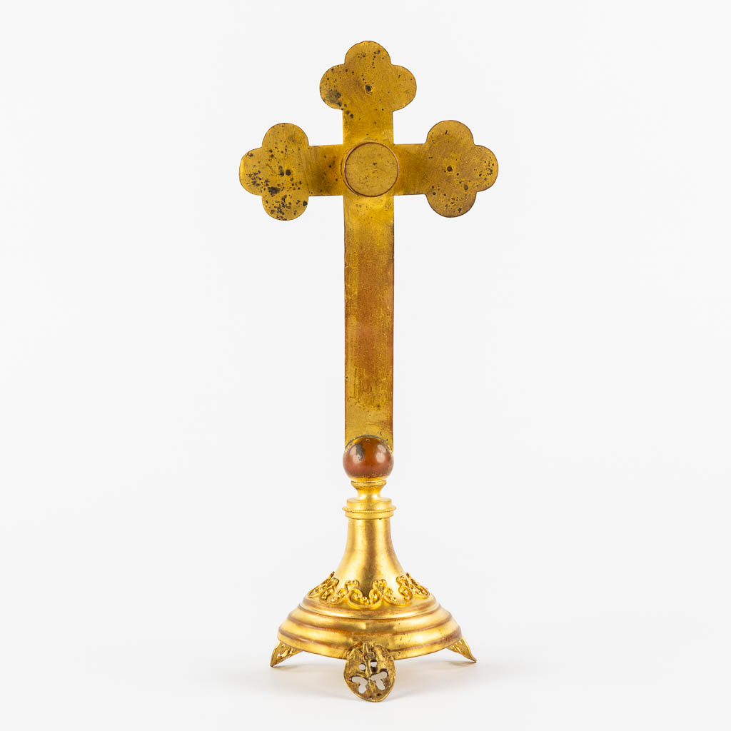 Een klein reliquarium met relikwie van het heilig kruis. (L:8 x W:10 x H:25 cm)