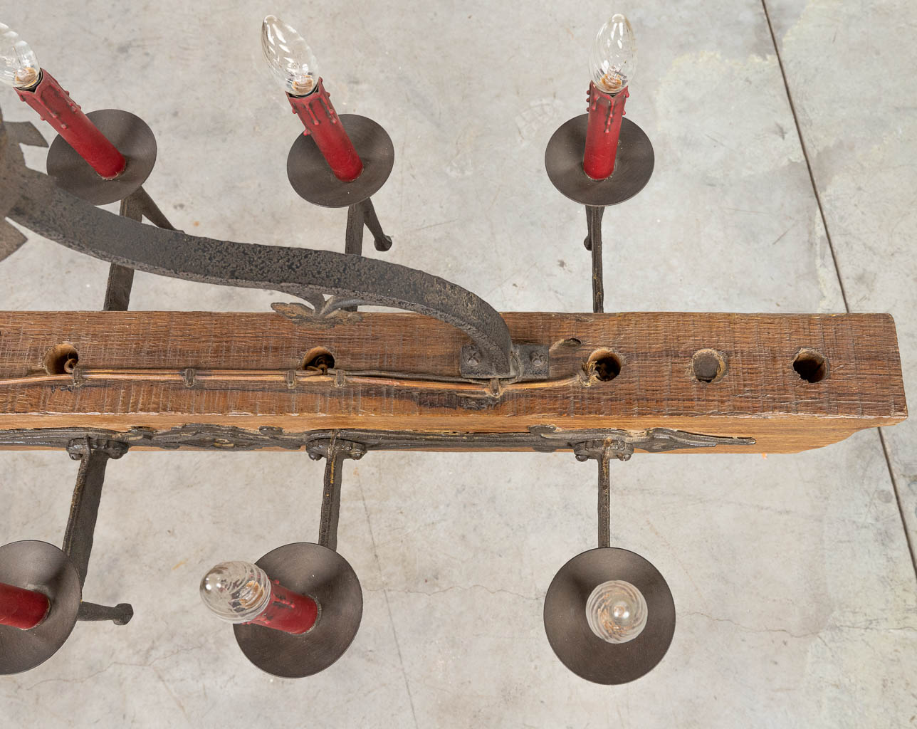 Een antieke luchter met balk en afgewerkt met smeedijzer. (H:41cm)