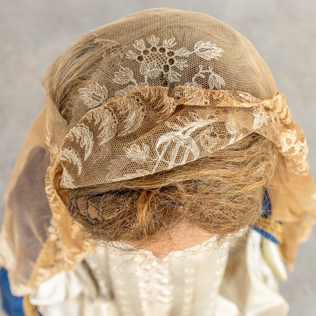 Een processie Madonna met gewaden, echt haar, gemaakt uit gesculpteerd hout. 19de eeuw. 