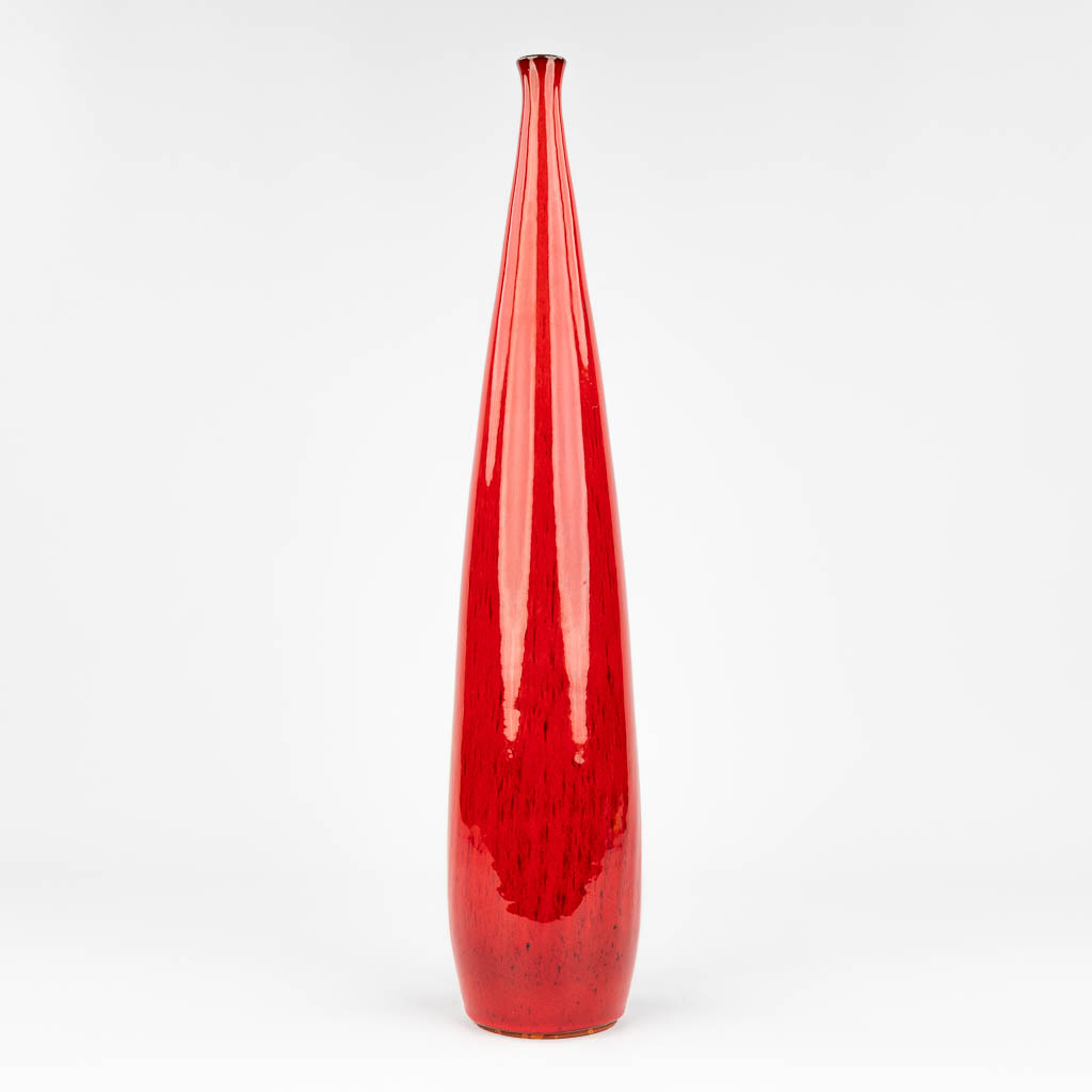  Elisabeth VANDEWEGHE (XX-XXI) een flesvaas met rode glazuur voor Perignem, gemerkt. (57 x 11,5cm)