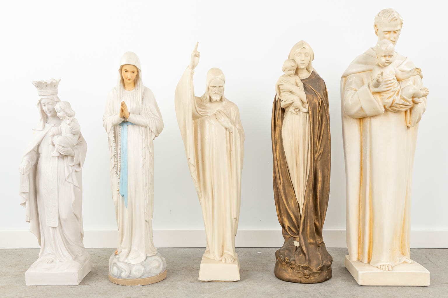 Een groot lot beelden van heiligen gemaakt uit polychrome en monochrome plaaster en marmer. (H:79cm)
