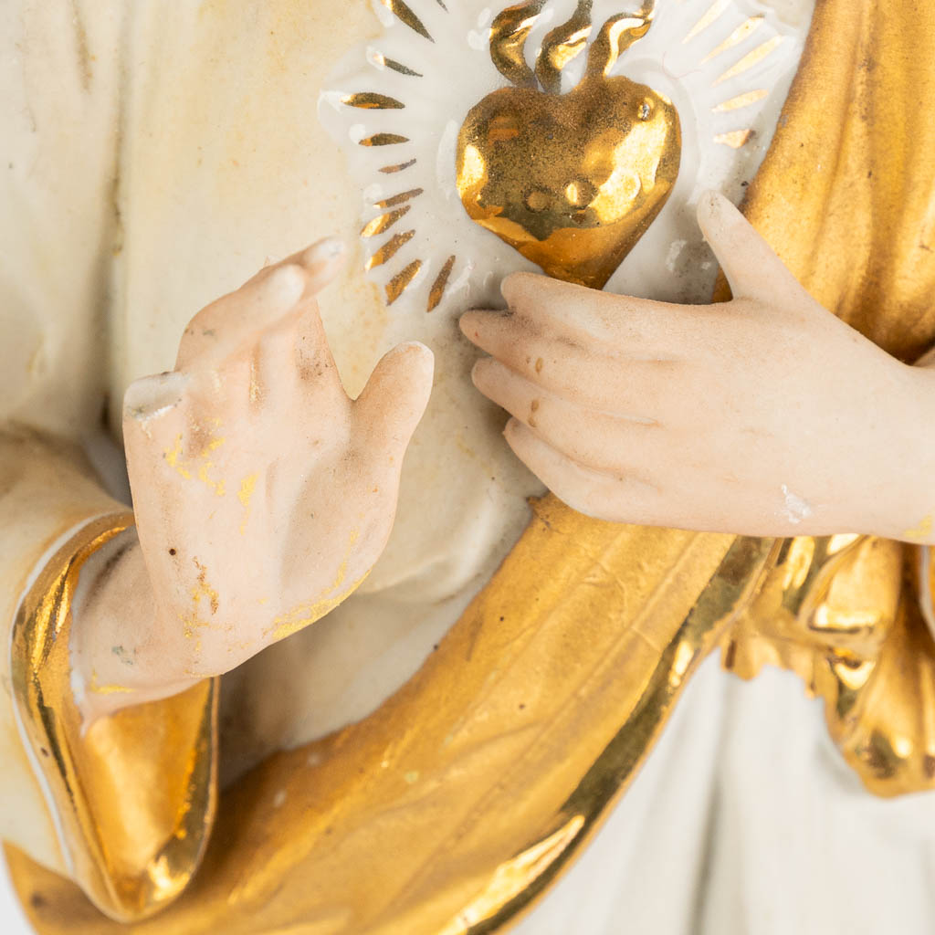 Een collectie van 16 gekleurde stuks porseleinen en biscuit beelden van heilige figuren. (H:44cm)