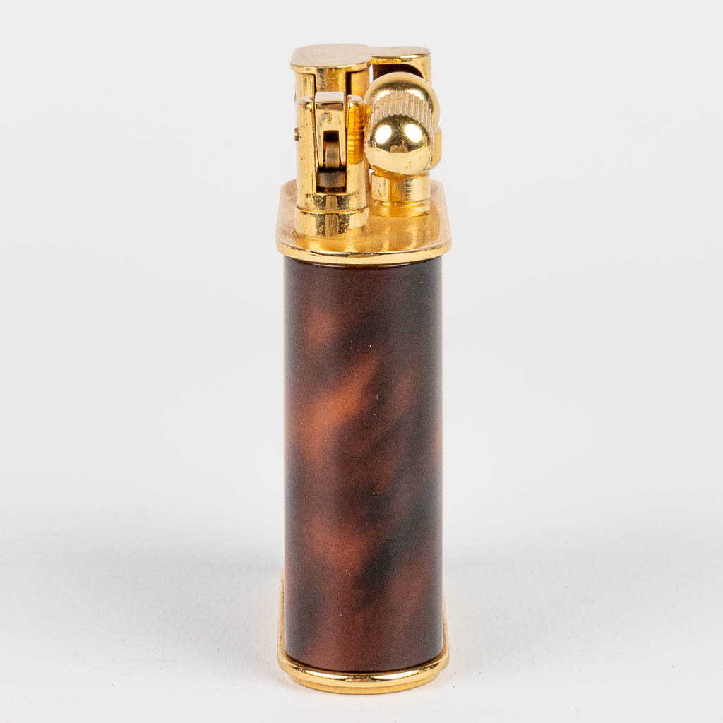 A gold-plated table lighter, decorated with tortoiseshell and marked Maxim. In working condition. (H:7,8cm)