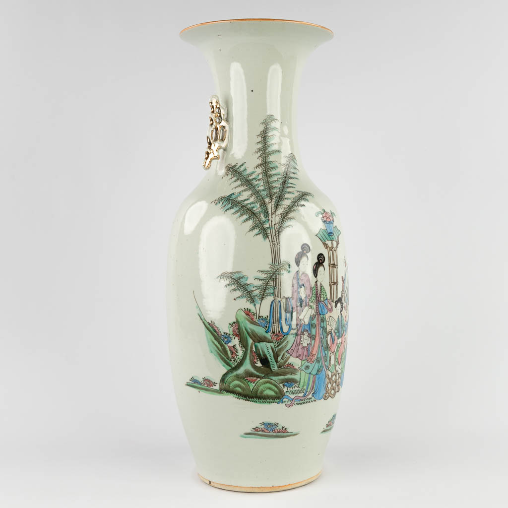 Een Chinese porseleinen vaas met decor van hofdames in een tuin. 19de/20ste eeuw. (H:58 x D:23 cm)
