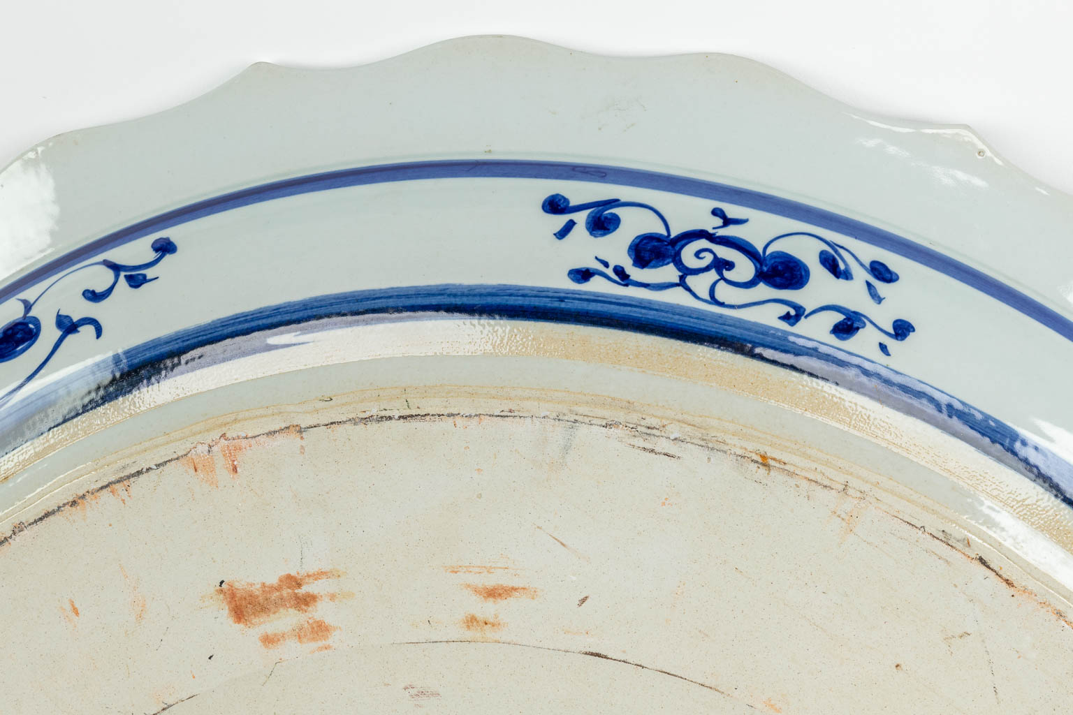 A huge Chinese plate, decorated with a blue-white decor with dragons. 20th century. 