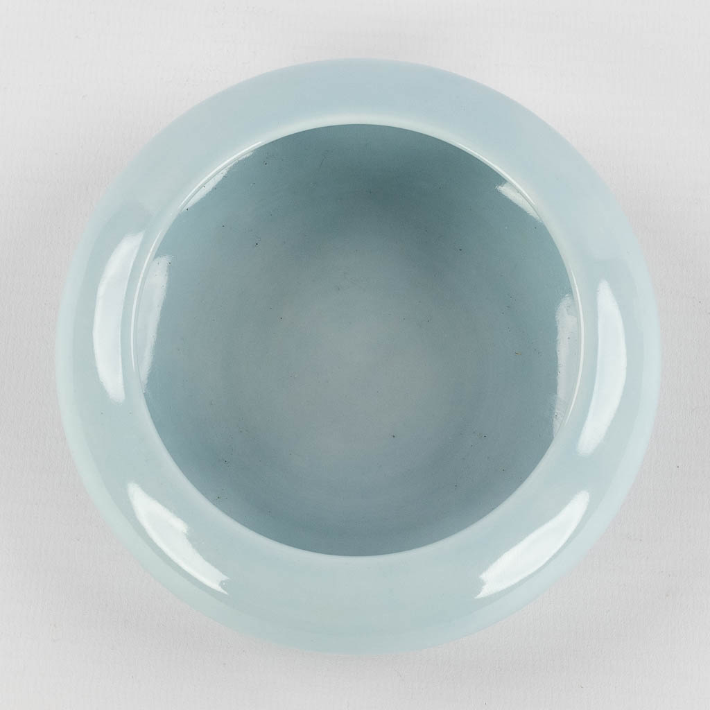 A Chinese brush washing pot, blue glazed, Kangxi mark and period. 18th C. (H:4 x D:11,5 cm)