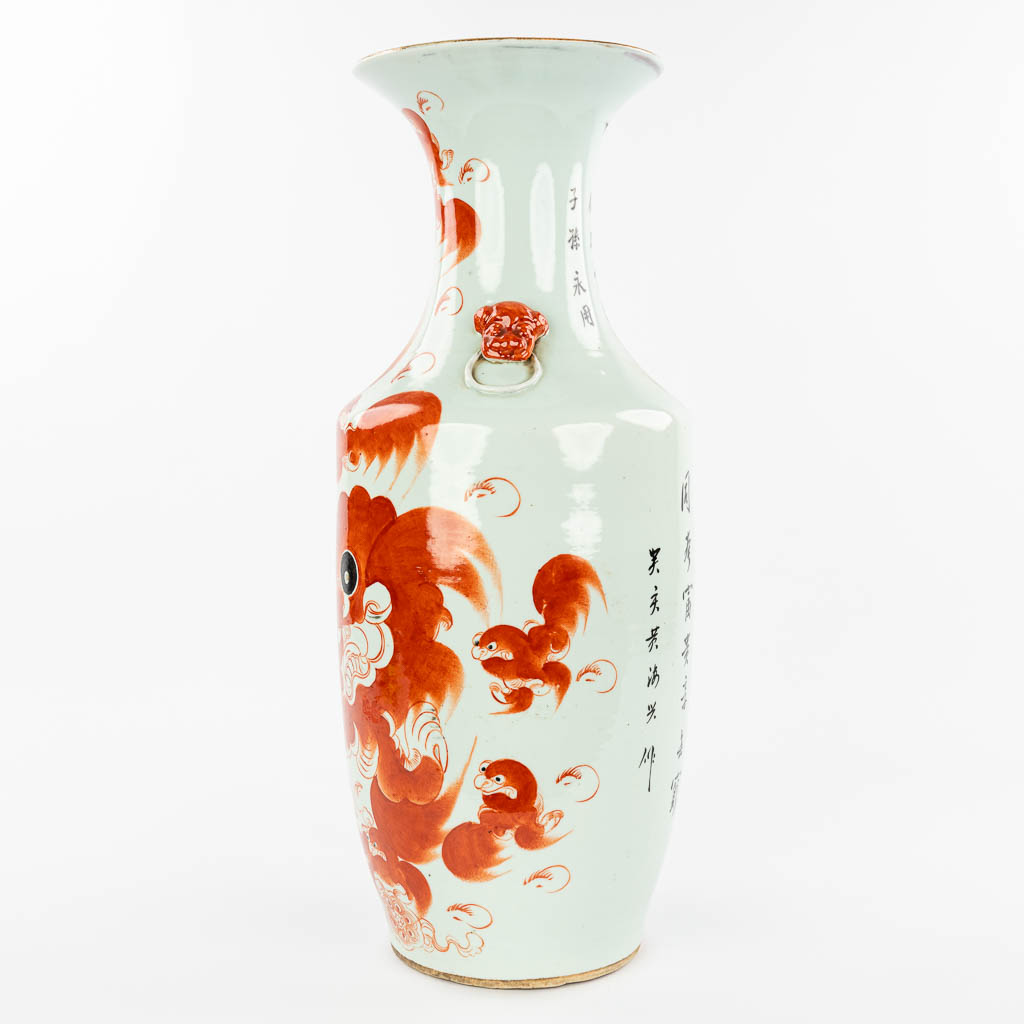 A Chinese vase made of porcelain and decorated with a red foo dog. (H:59cm)
