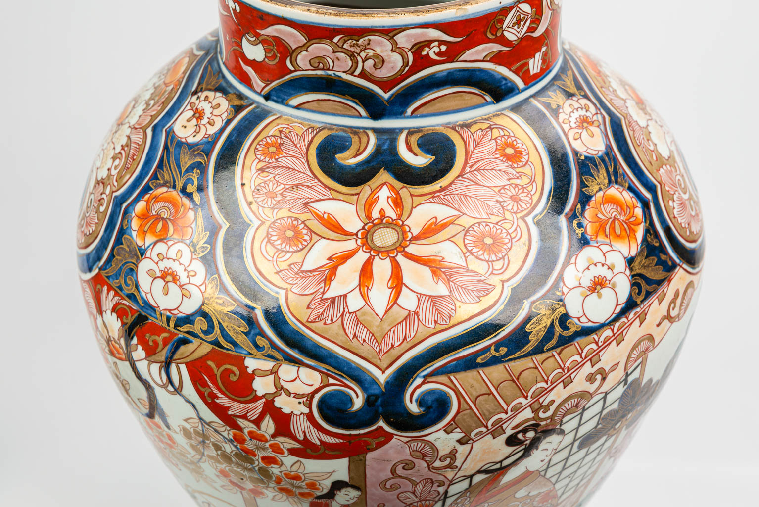 Een grote deksel vaas gemaakt uit Japans porselein in Imari.