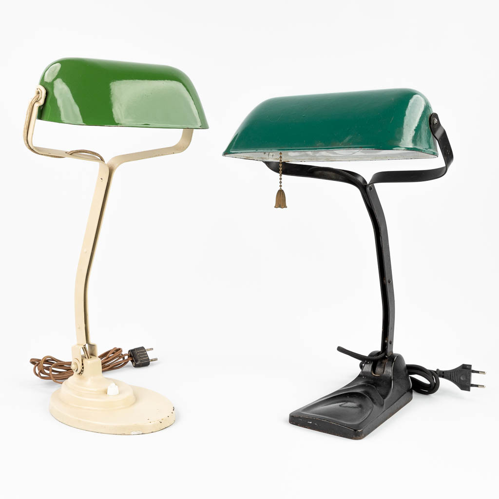 A set of 2 desk or reading lights with a green lampshade. (24 x 40cm)