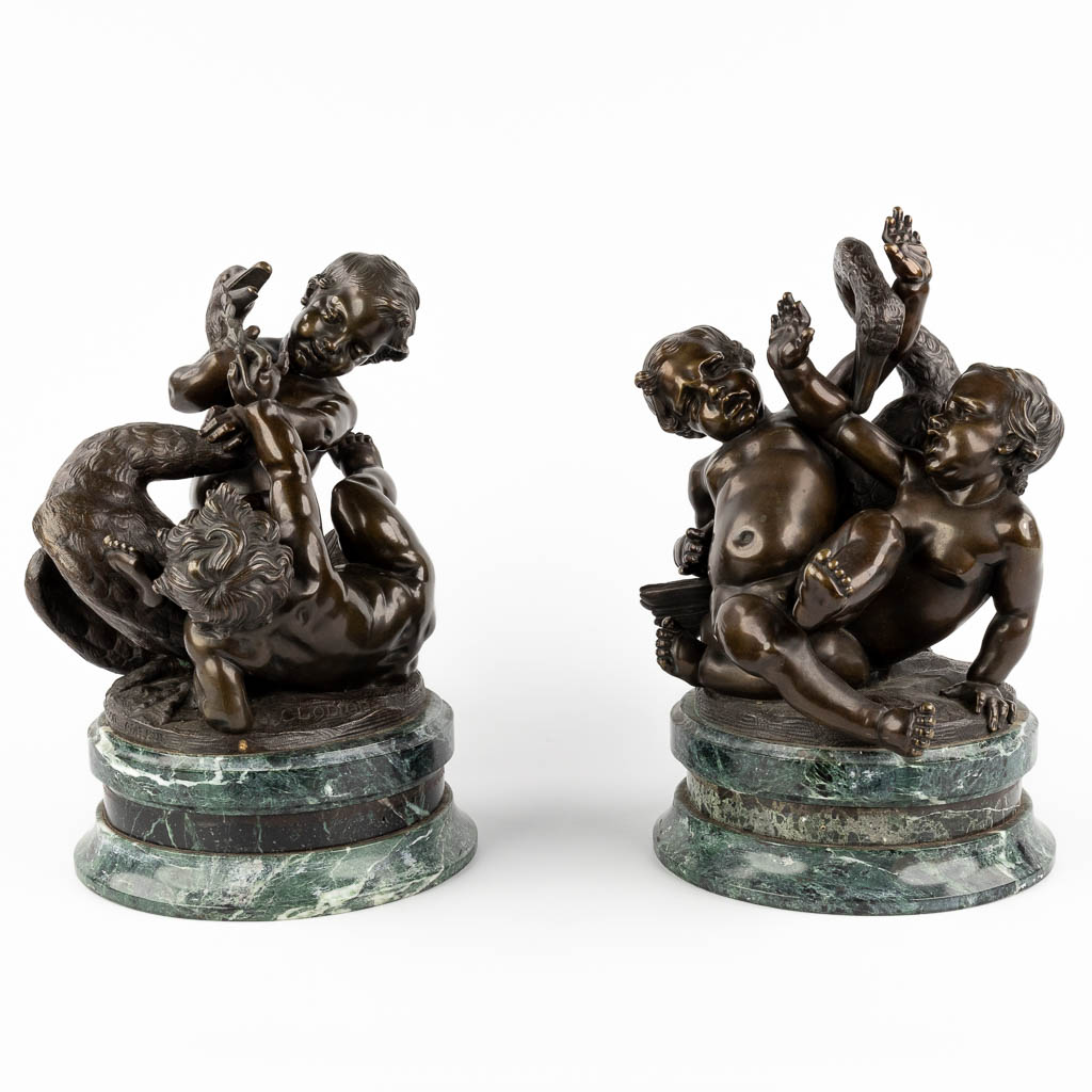 CLODION (1738-1814)(Attr.) Twee paar putti met een zwaan, gepatineerd brons op marmer. (D:22 x W:22 x H:36 cm)