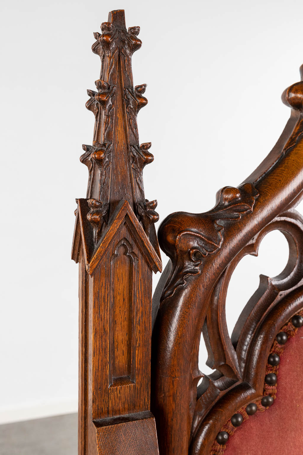 A Throne, sculptured oak in a Gothic Revival style. 19th C. (L:60 x W:73 x H:165 cm)