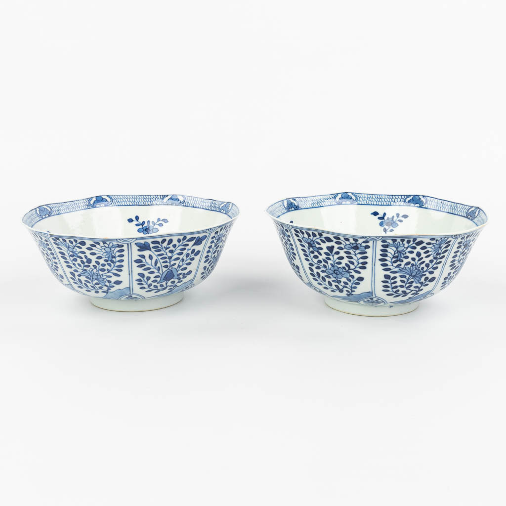 Een paar Chinese schalen gemaakt uit porselein met blauw-wit decor en gemerkt Kangxi. (H:7,2cm)