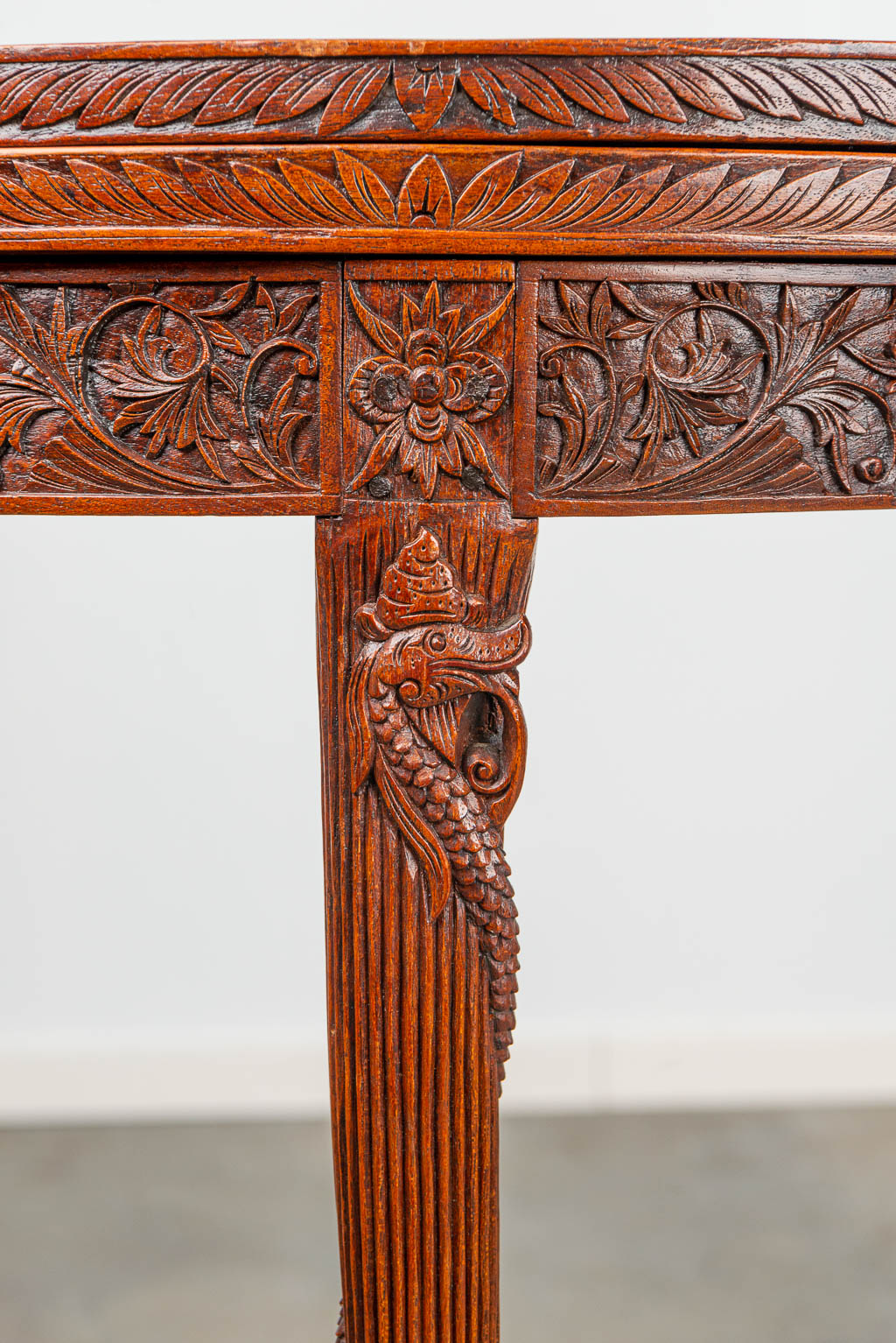 Een consoletafel of ronde tafel met houtsculpturen gemaakt uit hardhout, waarschijnlijk gemaakt in Birma