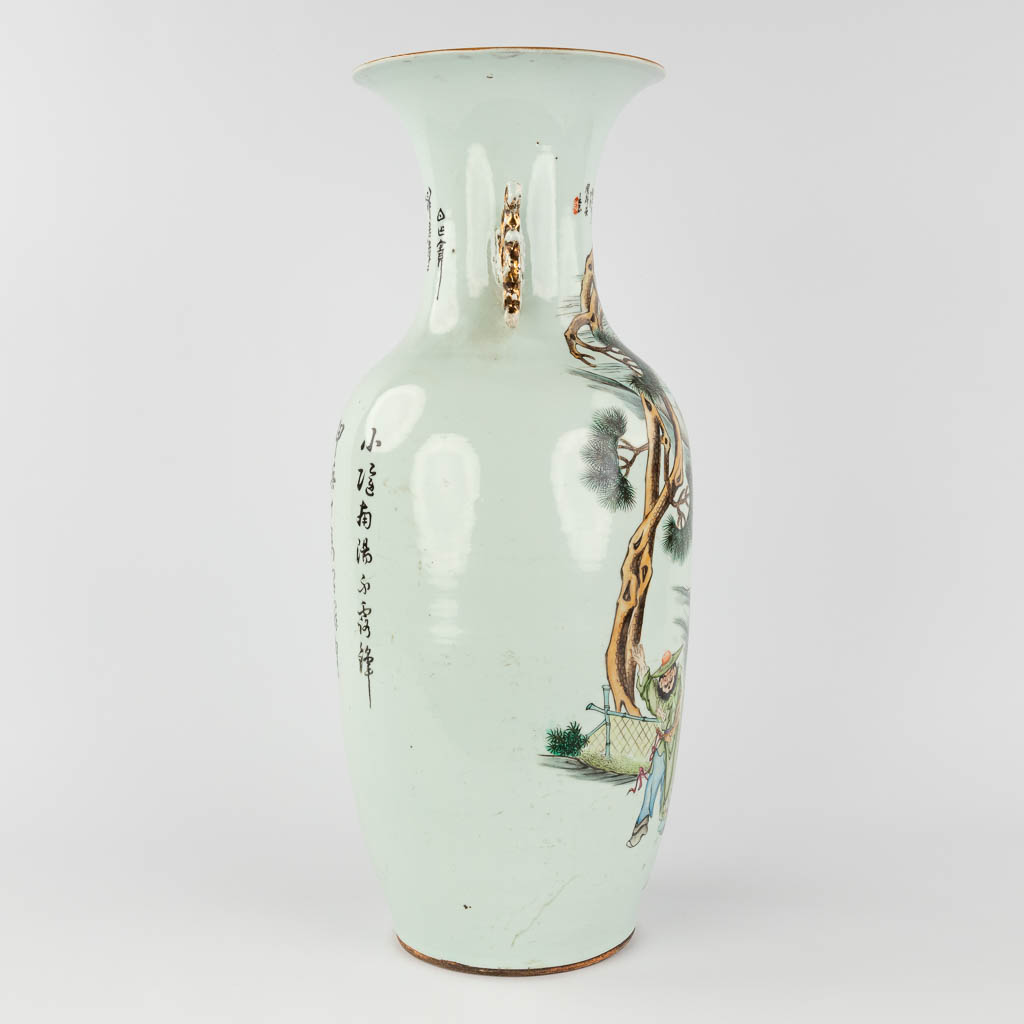 Een Chinese vaas met decor van keizers. 19de/20ste eeuw. (H: 57 x D: 24 cm)